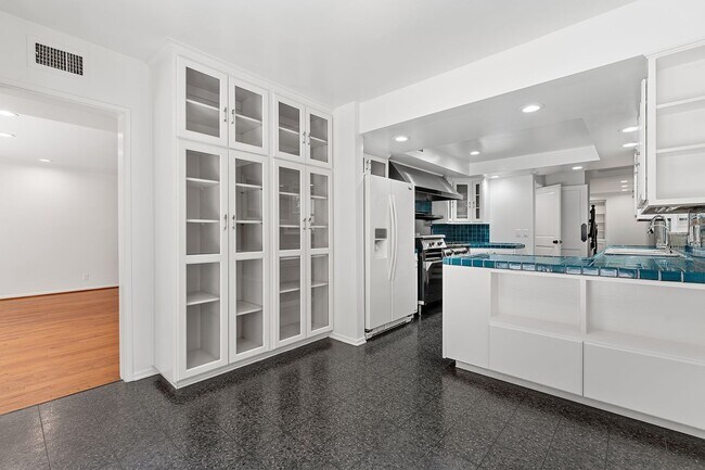 Building Photo - 11053 Strathmore Dr