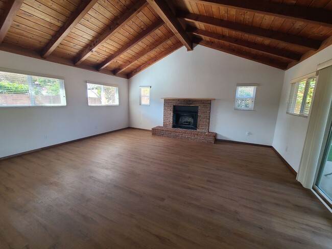 Building Photo - Spacious 4 bed 2 bath + 2 car garage & lar...