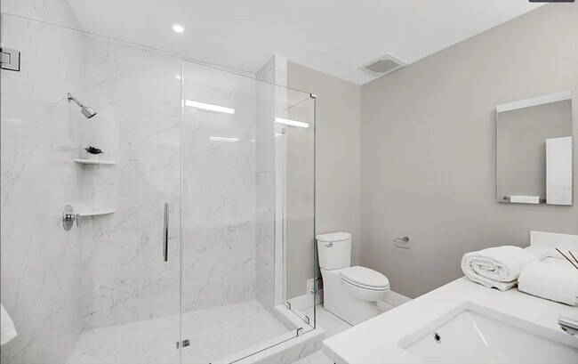 Building Photo - 425 Lagrange St