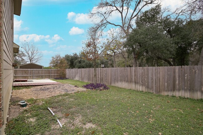 Building Photo - 4 bedroom home located within 6 miles of R...