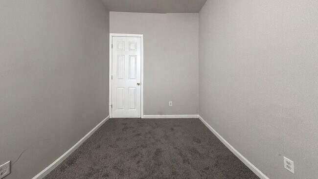 Building Photo - Move-In Ready 3-Bedroom Home with Stylish Hardwood-Style Flooring