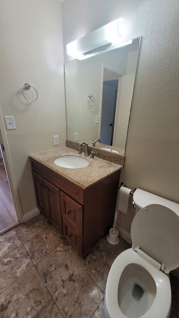 Building Photo - Newly Renovated 2bd, 1bath, 2 pkg 890sqft ...