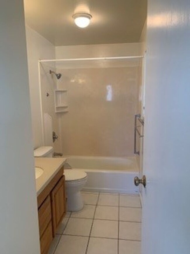 Building Photo - Desirable Koko Head Terrace Home - Availab...