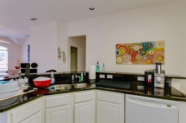 Building Photo - 2304 Ravenhurst Dr