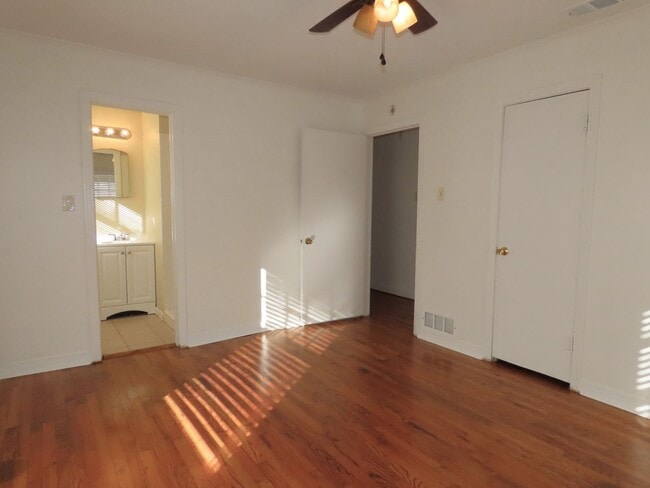 Building Photo - Lovely Updated 3 Bedroom, 2 Bath House in ...