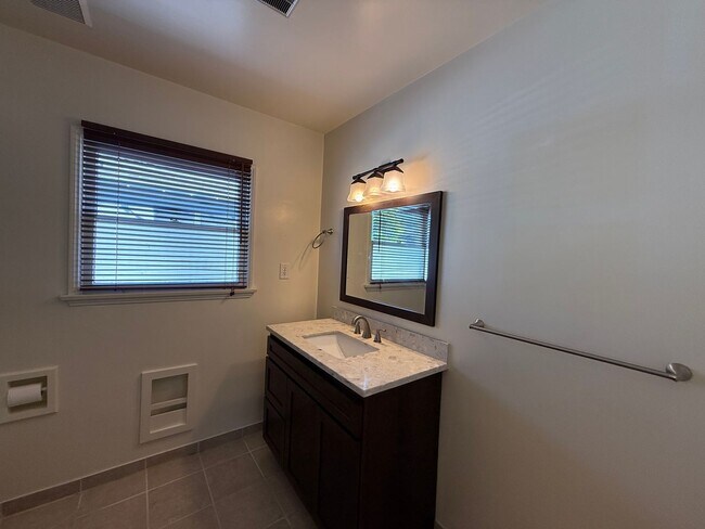 Building Photo - Adams Duplex -814/816 Rental Units