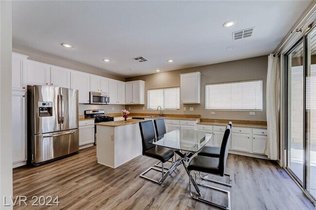 Building Photo - Gorgeous Updated Home w/ Open Floor Plan & New Upgrades