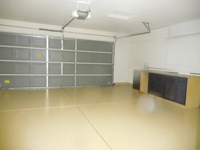 Building Photo - Amazing 4 bedrooms, 3 bathrooms house in P...