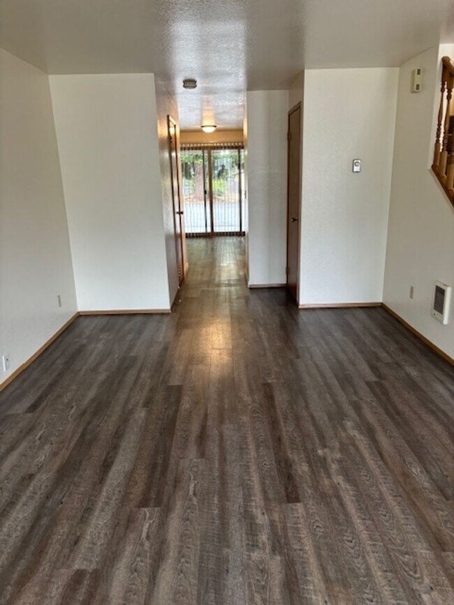 Building Photo - Prime Orting Townhome