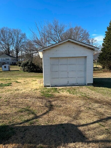 Building Photo - 110 S Valley St