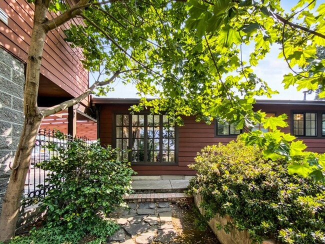 Building Photo - Garfield House: Fully Furnished House, Large private lot across from Golf Course $300 Utility Fee