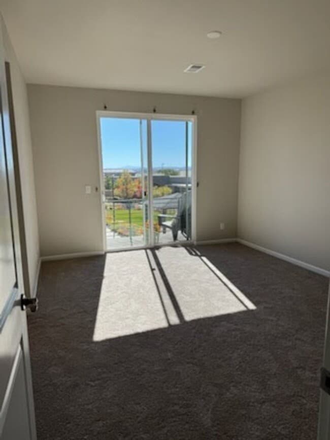 Building Photo - Modern Townhouse with Breathtaking Views –...