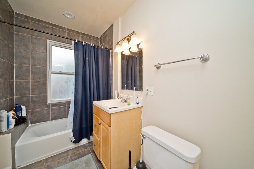 Building Photo - 3814 N Marshfield Ave