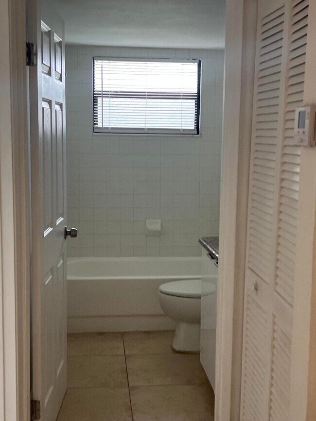 Building Photo - 1453 Lake Crystal Dr