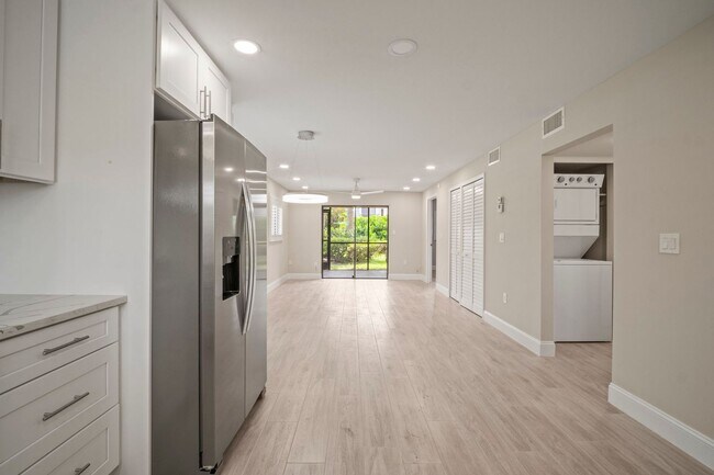 Building Photo - Nicely Renovated 2 bedrooms 2 bathrooms Co...