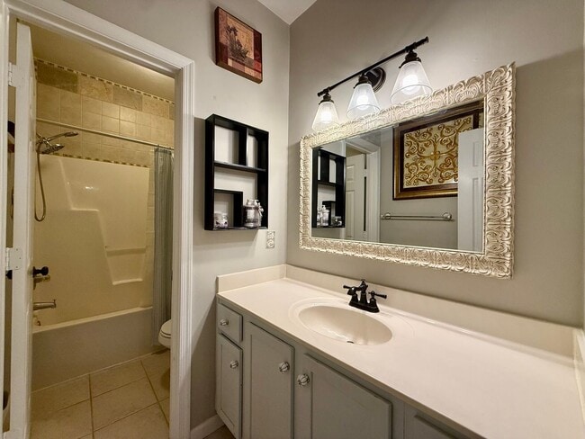 Building Photo - Spacious 3 bedroom condo minutes to the Oceanfront!