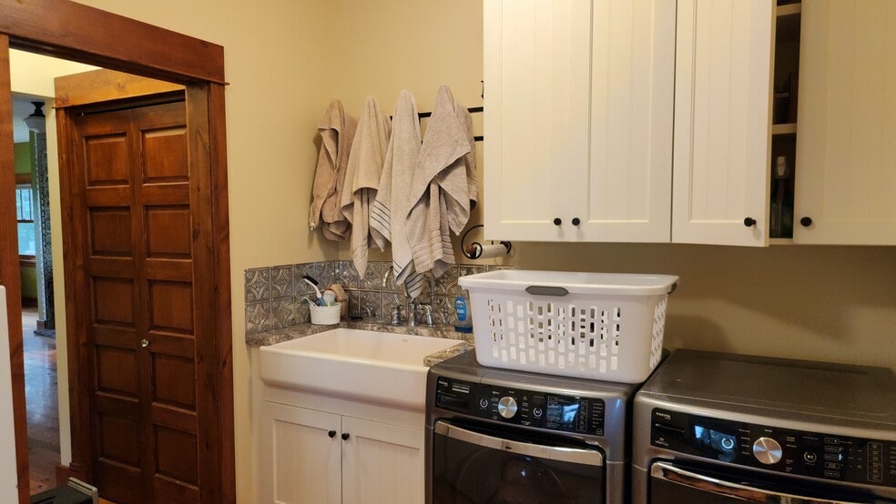 Laundry room with separate sink - 6710 Farm To Market Rd