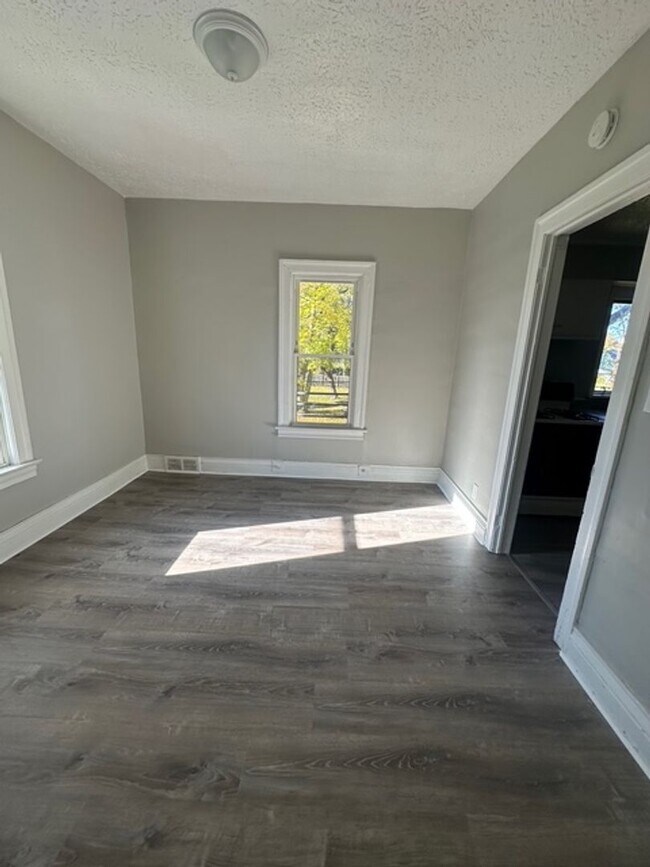 Building Photo - 104-104.5-1045 Bernard St