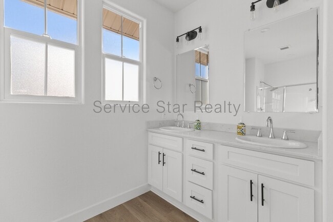 Building Photo - 3218 W Glendale Ave