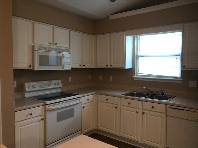 Building Photo - 2810 Dumont Dr