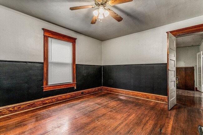 Building Photo - 912 E 31st St