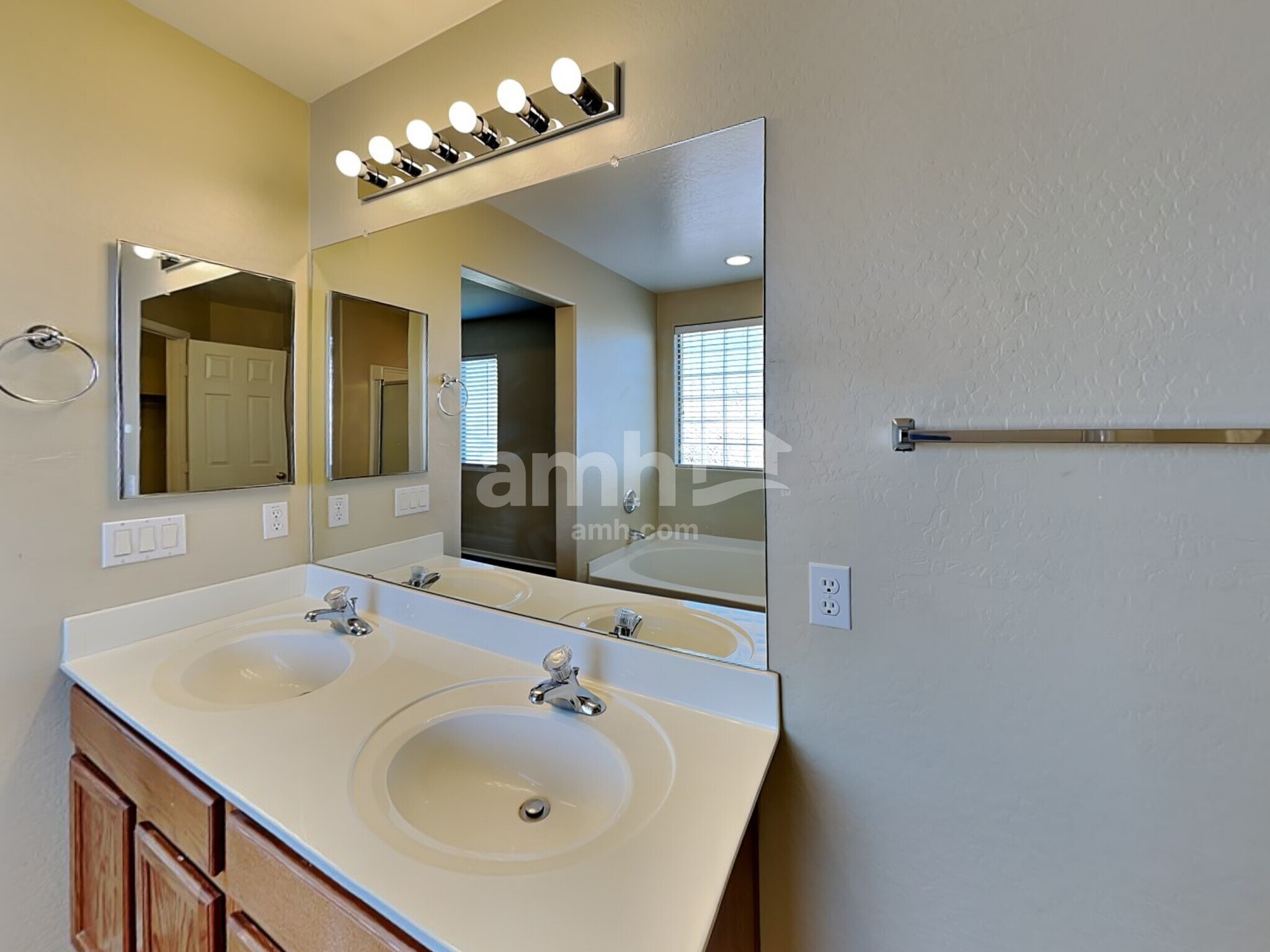 Building Photo - 7006 W Irwin Ave