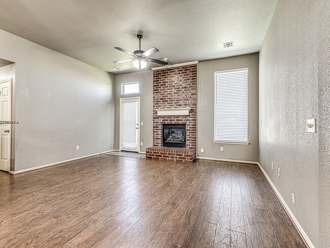 Building Photo - Updated home in Edmond + 3 bed + 2 bath + ...