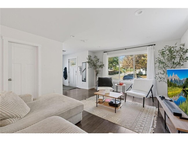 Building Photo - 2084 Reaney Ave E