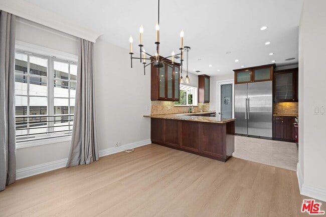 Building Photo - 420 S Beverwil Dr