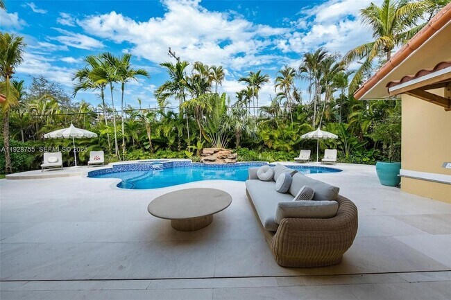 Building Photo - 1033 Almeria Ave