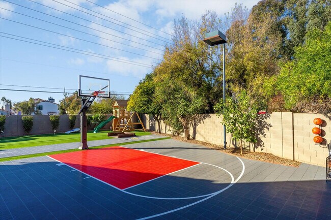 Building Photo - 5604 E Beverly Ln