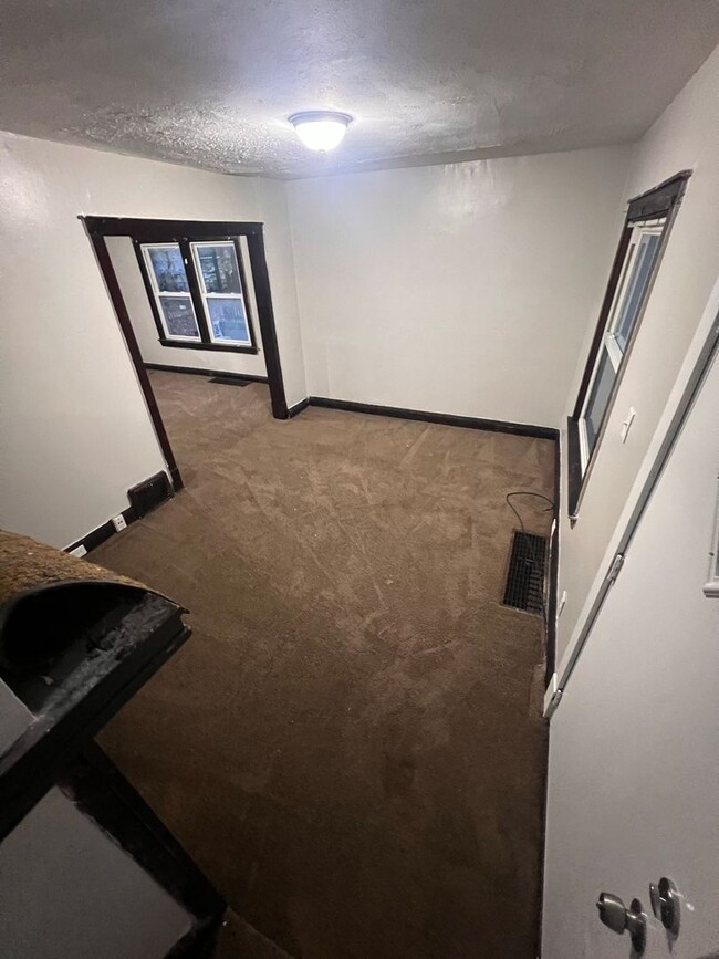 Building Photo - Section 8 Accepted: Affordable 3 Bed, 1 Ba...