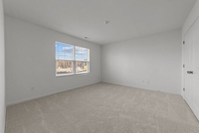 Building Photo - 825 Basswood Gln Trl