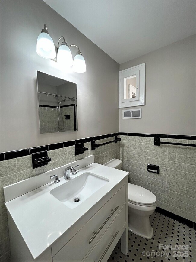 Building Photo - 2023 Robin Rd