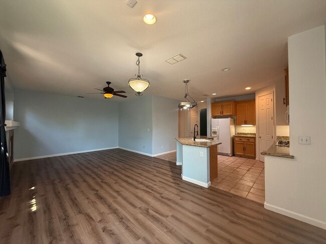 Building Photo - Single-story 3 bedroom, 2 bathroom, plus o...
