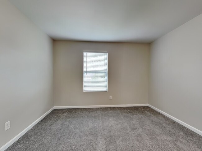Building Photo - Spacious 4-Bedroom Home in Crystal Lakes ?...