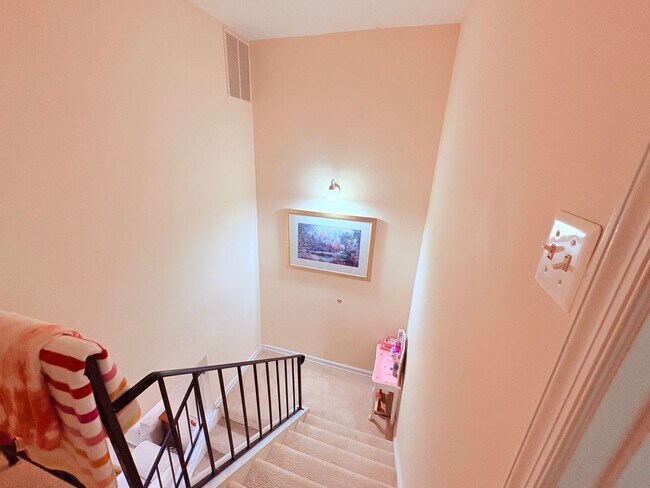 Building Photo - Beautifully updated 3BR/2.5BA townhome in ...