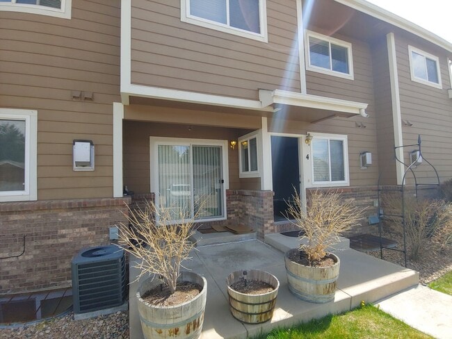 Building Photo - Wonderful 3 Bed, 2.5 Bath Townhome In Exce...