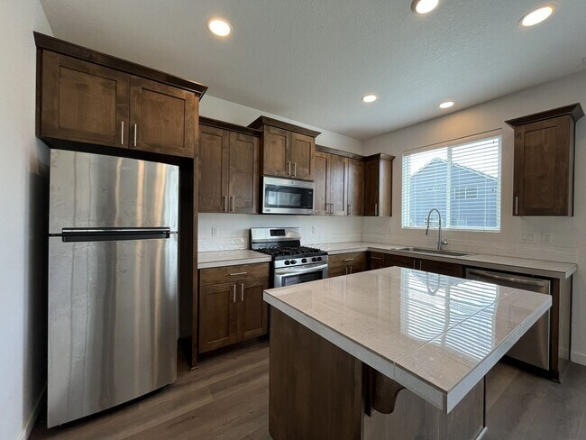 Building Photo - Stunning 3 Bedroom with Bonus Room | Solar Panels, Stainless Steel Appliances & Fenced Backyard