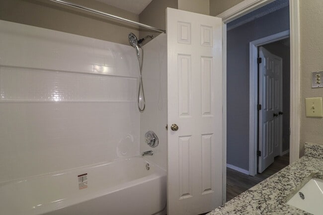 Building Photo - Cozy & Updated