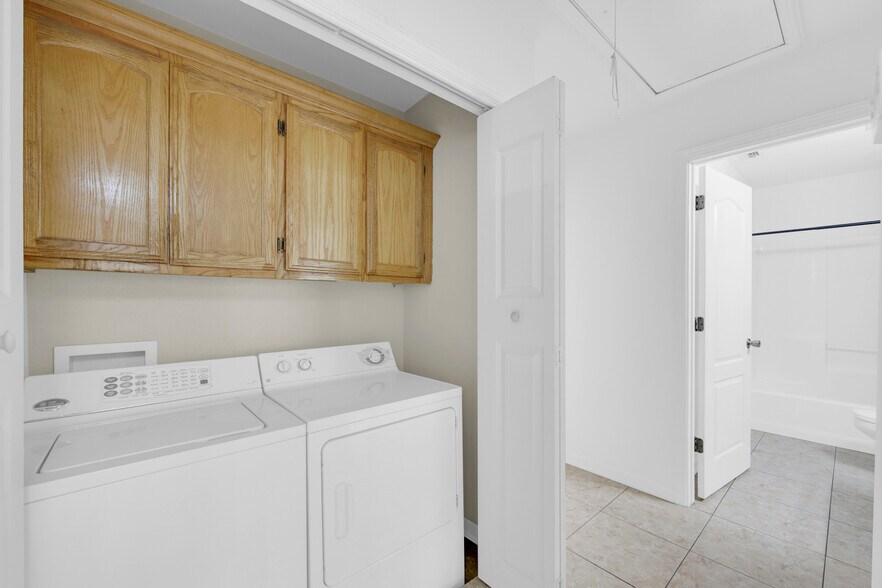 Building Photo - 1805 W Bronze St