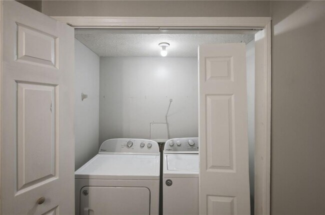 Building Photo - 218 Mill Creek Pl