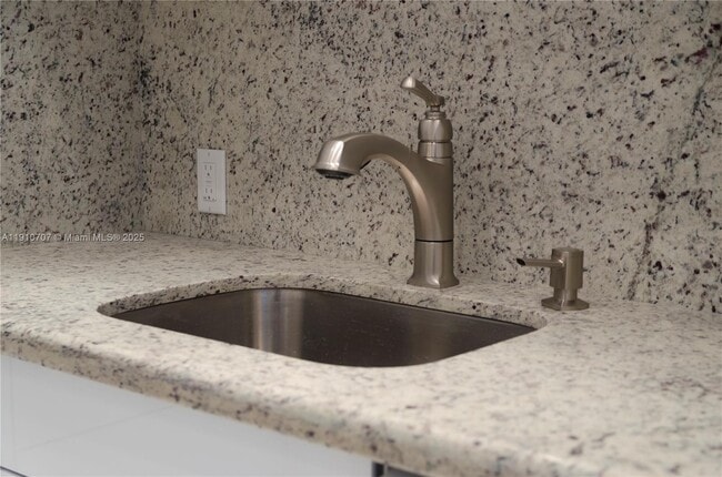 Building Photo - 100 Bayview Dr