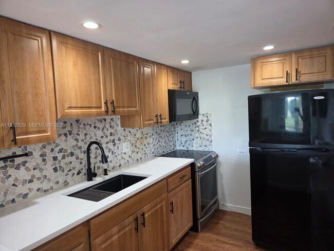 Building Photo - 3750 Inverrary Dr