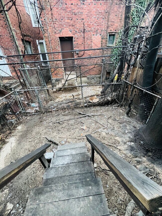 Building Photo - Refreshed 3BR/1BA Cozy Home with Porch & Fenced Yard!