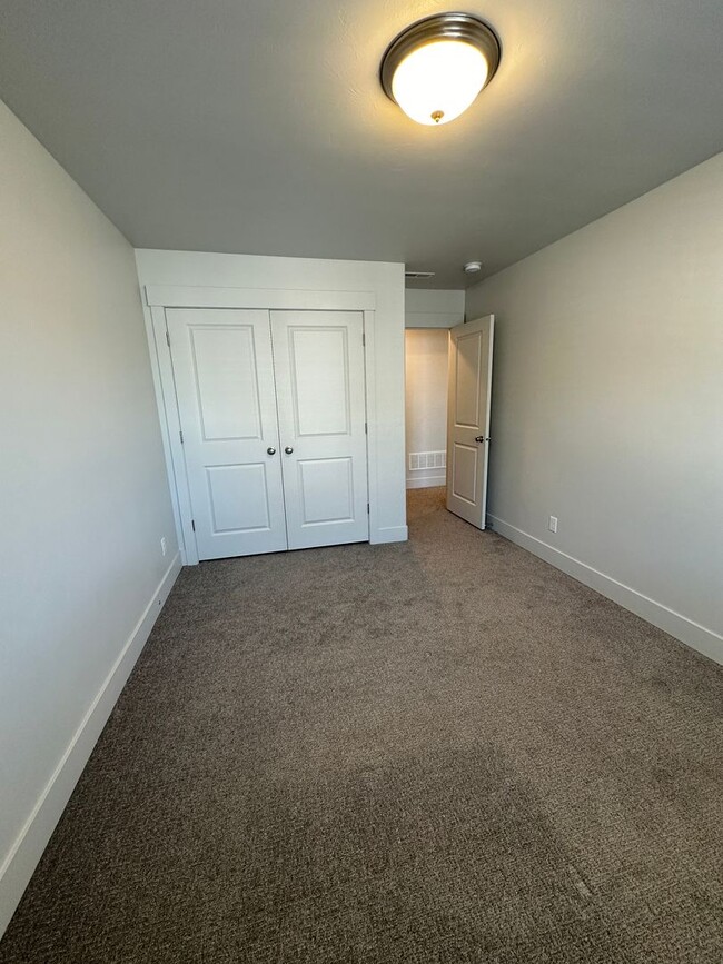 Building Photo - $500 OFF FIRST MONTHS RENT IF LEASE SIGNED...