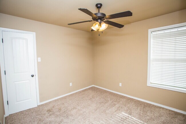 Building Photo - Charming 4 Bedroom, 2 Bath Two-Story Duplex