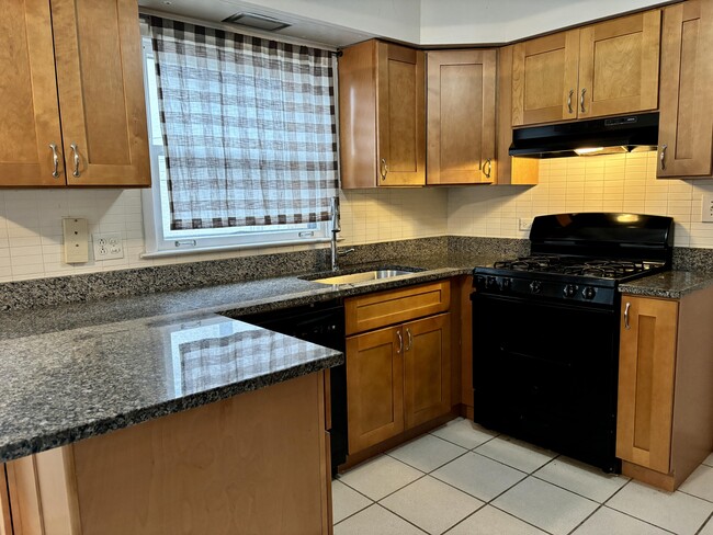 Granite countertops in Kitchen - 6747 N Harding Ave