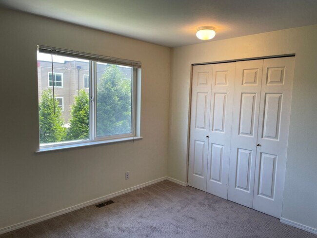 Building Photo - Spacious 3-Bed, 3-Bath Maple Leaf Home