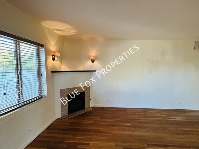 Building Photo - 3021 E Linden St